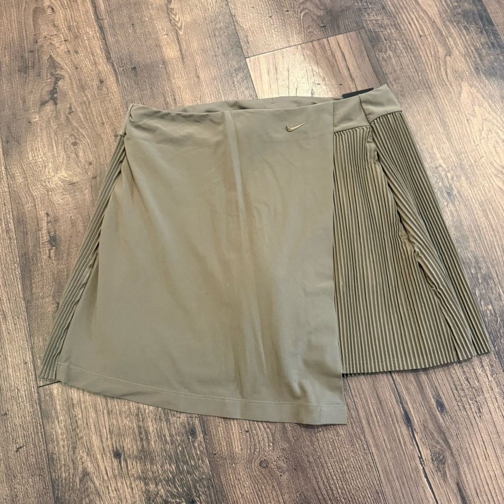 Nike Women  NWT Tennis Golf Lined Skirt Wrap around look with pleated accent Med
